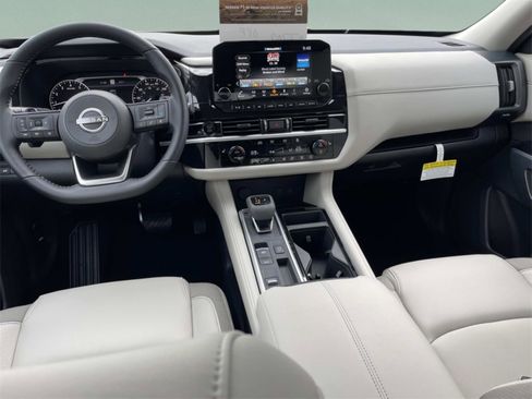 New 2025 Nissan Pathfinder SL image 9