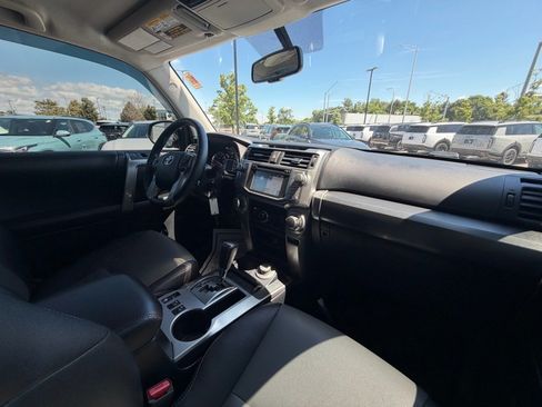 Used 2017 Toyota 4Runner SR5 Premium AWD/4WD image 9
