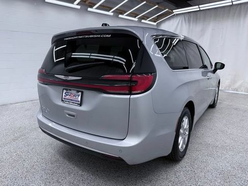 Used 2023 Chrysler Pacifica Touring-L FWD image 2