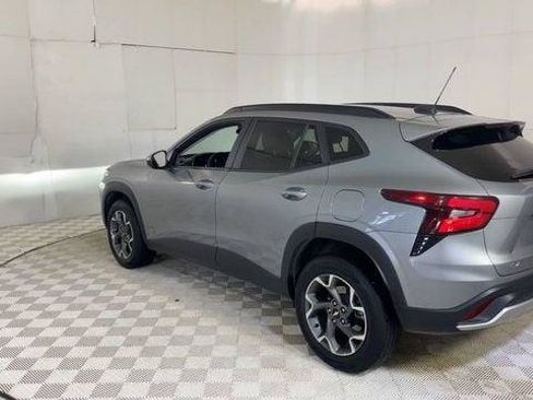 Used 2025 Chevrolet Trax LT FWD image 11