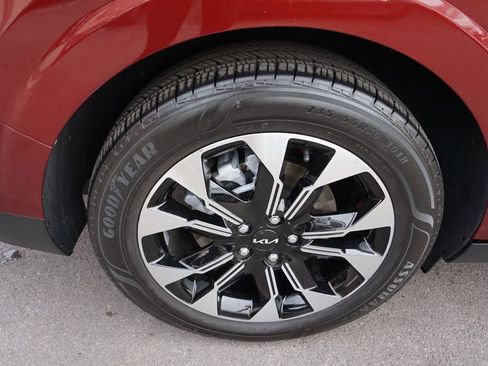 Used 2022 Kia Carnival EX image 16