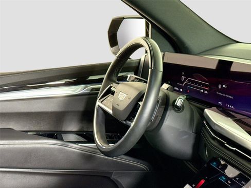 Used 2025 Cadillac Escalade ESV Premium Luxury image 35