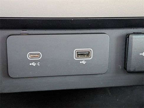 Used 2021 Land Rover Defender 110 X-Dynamic SE image 25