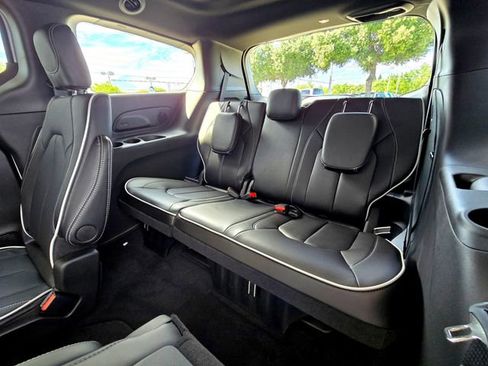 New 2026 Chrysler Pacifica Limited w/ S Appearance Package image 29