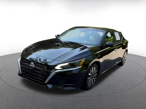 Used 2025 Nissan Altima 2.5 SV FWD image 7