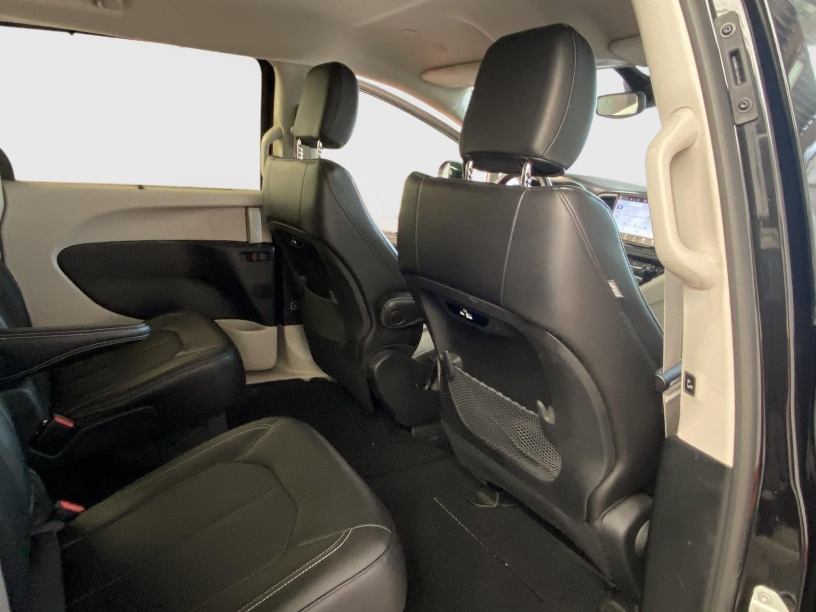 Used 2024 Chrysler Pacifica Touring-L FWD image 10