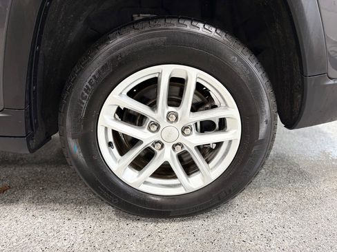 Used 2023 Jeep Grand Cherokee L Laredo image 29