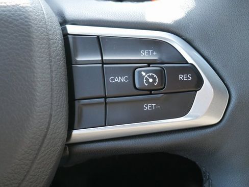 Used 2024 Jeep Compass Latitude image 25