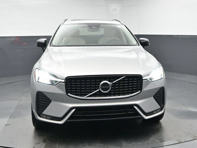Used 2024 Volvo XC60 B5 Core AWD/4WD image 2