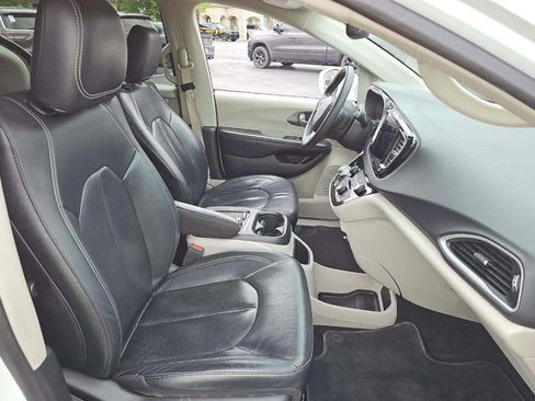 Used 2022 Chrysler Pacifica Touring-L FWD image 11