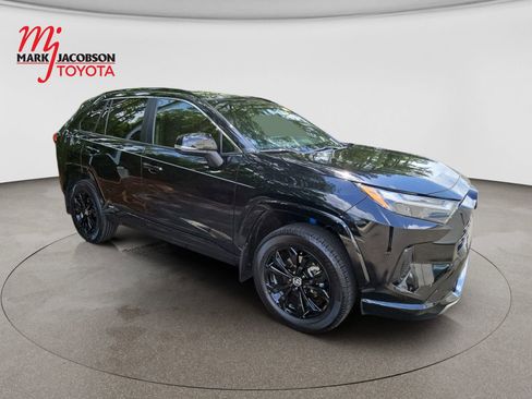 Used 2022 Toyota RAV4 SE AWD/4WD image 3