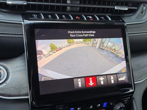 Used 2024 Jeep Grand Cherokee Limited w/ Luxury Tech Group II RWD image 17