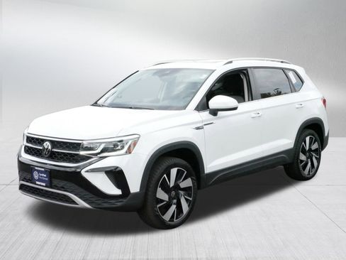 Certified 2024 Volkswagen Taos SEL image 3