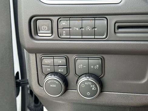 Used 2024 Chevrolet Suburban LT image 17