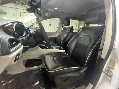 Used 2022 Chrysler Pacifica Limited image 21