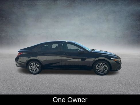 Used 2024 Hyundai Elantra SEL FWD image 3