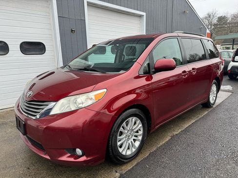 Used 2014 Toyota Sienna XLE image 1