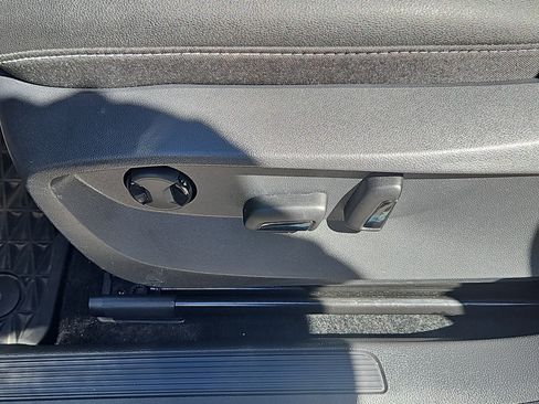 Used 2025 Volkswagen Taos SE AWD/4WD image 13