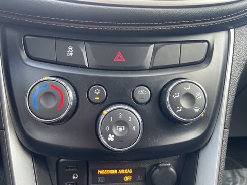 Used 2020 Chevrolet Trax LT w/ LT Convenience Package image 20