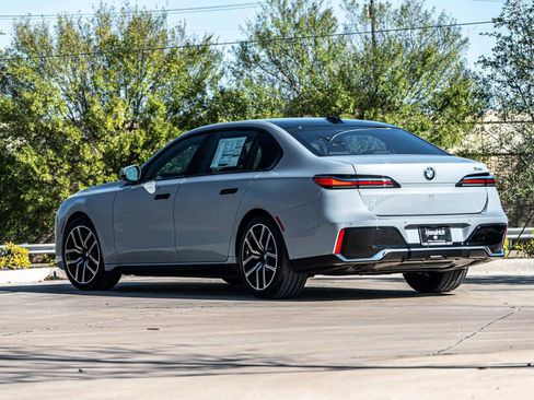 Used 2025 BMW 740i image 2