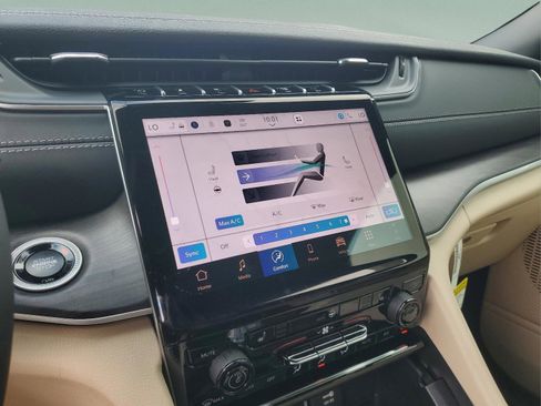 New 2025 Jeep Grand Cherokee Limited RWD image 18