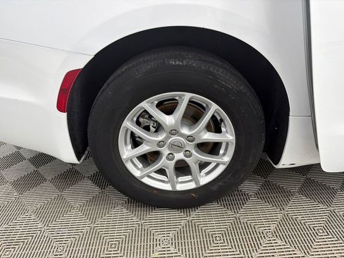 Used 2023 Chrysler Pacifica Touring-L FWD image 18