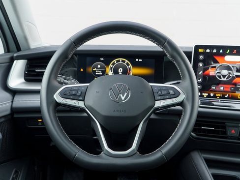 Used 2025 Volkswagen Tiguan SE w/ Panoramic Sunroof Package image 23