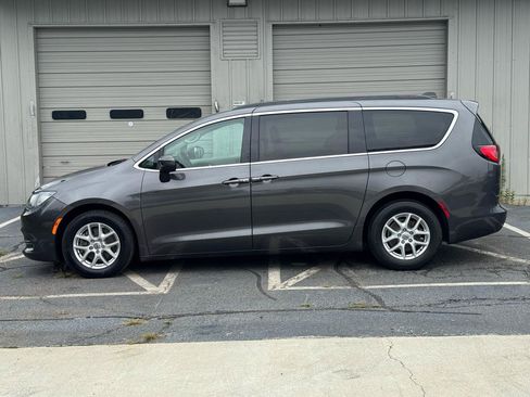 Used 2021 Chrysler Voyager Lxi FWD image 2