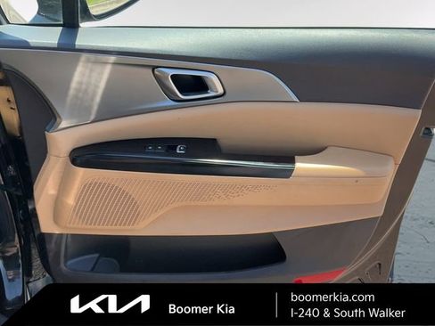 Used 2024 Kia Carnival LX FWD image 10