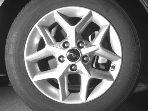 Used 2025 Kia Soul LX w/ LX Technology Package FWD image 13