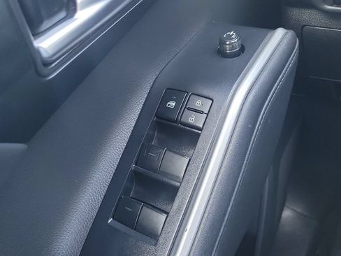 Used 2022 Toyota Highlander XLE FWD image 19