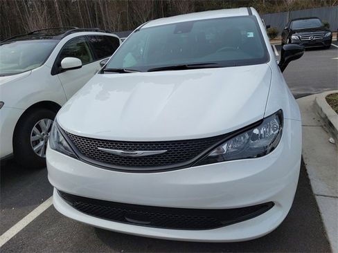 Used 2025 Chrysler Voyager LX image 2