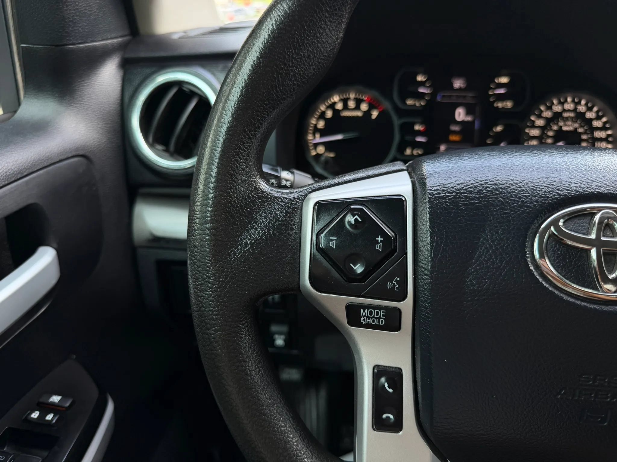 Used 2020 Toyota Tundra SR5 w/ SR5 Upgrade Package AWD/4WD image 23