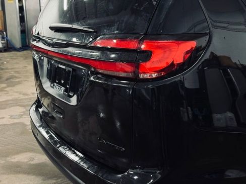 Certified 2025 Chrysler Pacifica Limited image 7