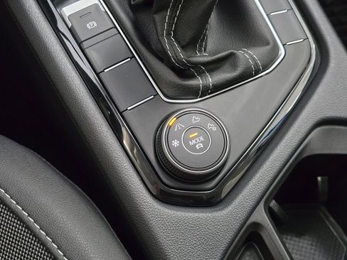 Used 2024 Volkswagen Taos SE image 35