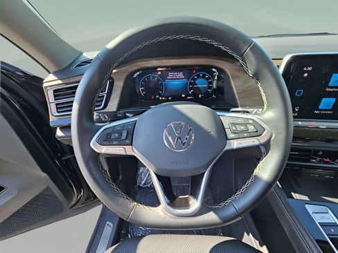 Certified 2025 Volkswagen Atlas SE FWD image 21
