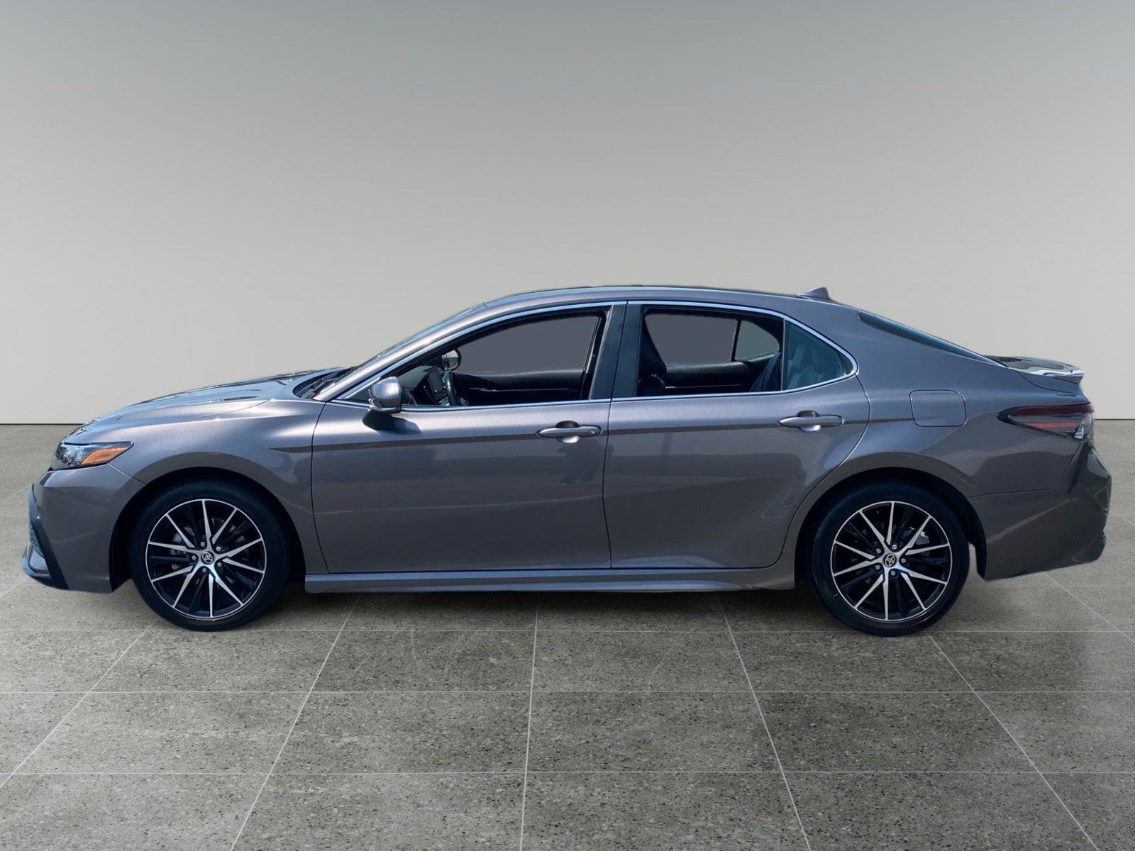 Used 2023 Toyota Camry SE FWD image 2