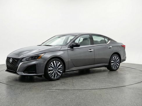 Used 2025 Nissan Altima 2.5 SV FWD image 3