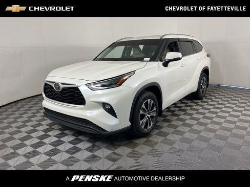 Used 2021 Toyota Highlander XLE image 1
