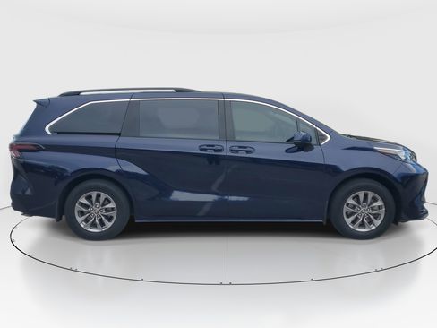 Used 2024 Toyota Sienna LE AWD/4WD image 2