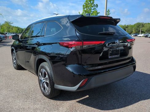 Used 2022 Toyota Highlander XLE FWD image 4