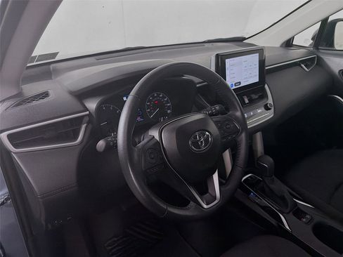 Used 2025 Toyota Corolla Cross LE image 9