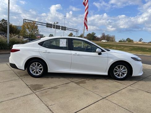 Used 2025 Toyota Camry LE image 12