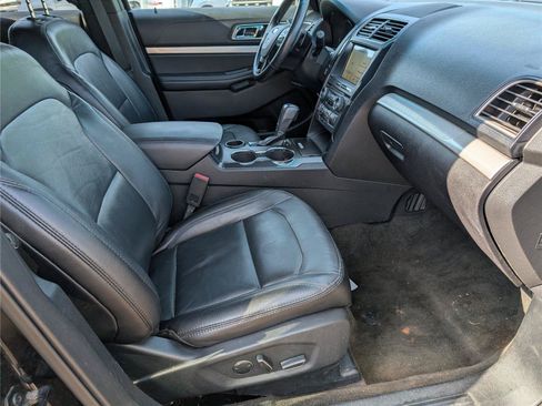 Used 2017 Ford Explorer XLT w/ Equipment Group 202A FWD image 40