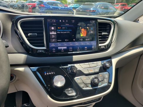 Used 2024 Chrysler Pacifica Touring-L FWD image 28