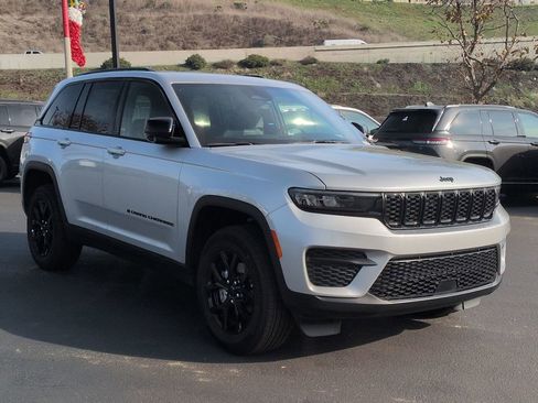 New 2025 Jeep Grand Cherokee Laredo image 3