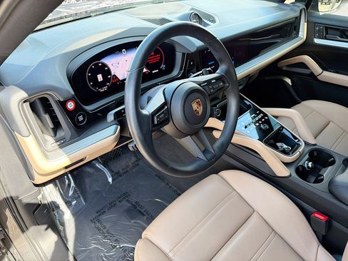 Used 2025 Porsche Cayenne Coupe image 26