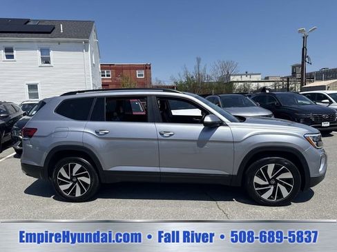 Used 2024 Volkswagen Atlas SE AWD/4WD image 3