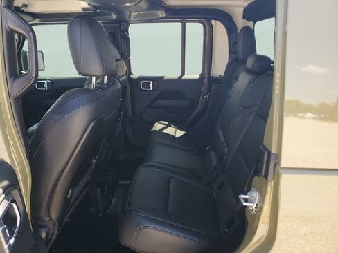 Used 2025 Jeep Gladiator Sport AWD/4WD image 13