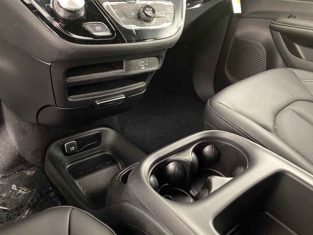 New 2026 Chrysler Pacifica Select FWD image 28